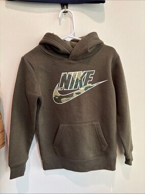 Nike Olive Green Camo Logo Kids Hoodiebous XS 4